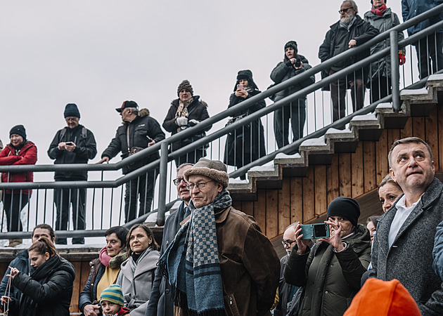 Modřany odhalily sošku „starosty“ Mikeše. Knížku o něm pokřtily mlékem pro kočky
