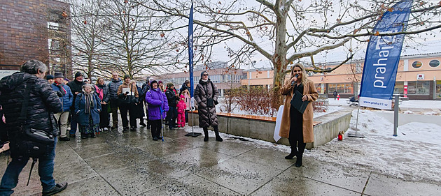 Modřany odhalily sošku „starosty“ Mikeše. Knížku o něm pokřtily mlékem pro kočky
