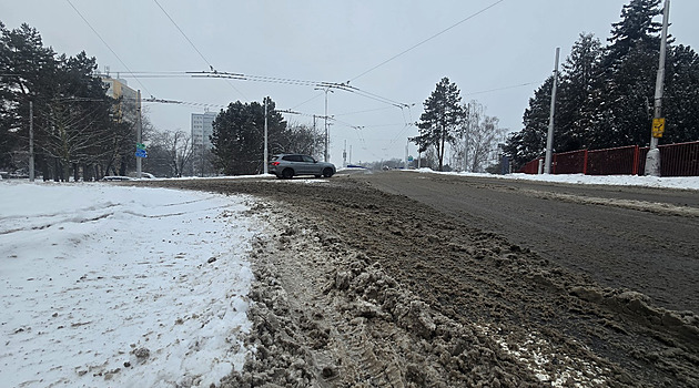 Všude sněhová kaše, láteří řidiči. Uklidit dočerna nelze, brání se silničáři