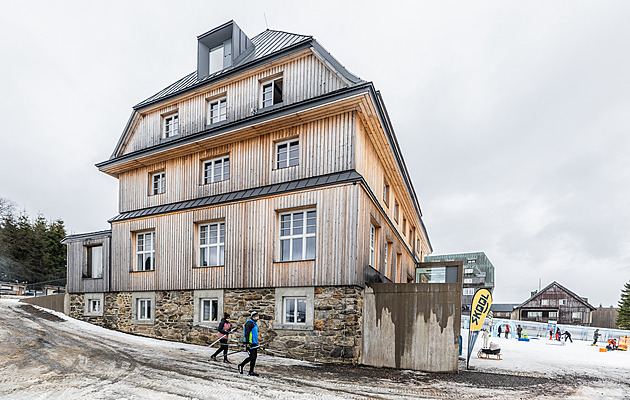Pochodně, lyže i medaile. Výkony olympioniků připomíná výstava v Malé Úpě