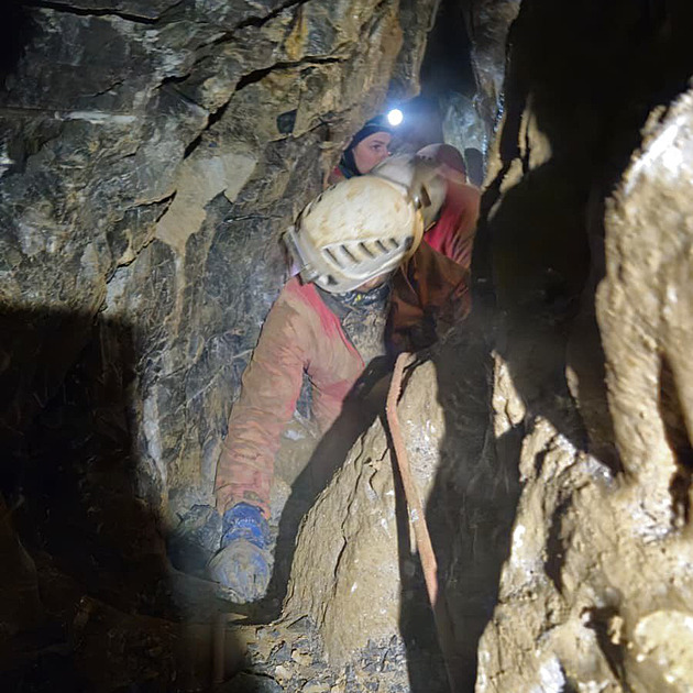 VIDEO: Plazili se po centimetrech. Hasiči ukázali, jak náročný byl zásah v jeskyni