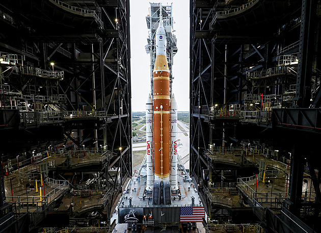 Únik kapalného vodíku odsouvá misi, při níž poletí posádka k Měsíci