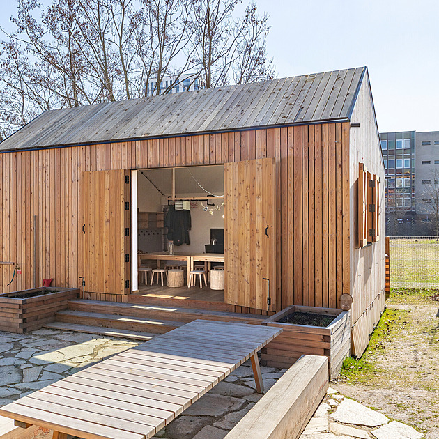 Jídelna, ložnice i WC v městské divočině. Žižkov má novou lesní školku