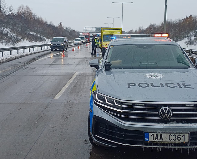 Na Pražském okruhu se srazilo šest aut, provoz komplikuje i nehoda sanitky