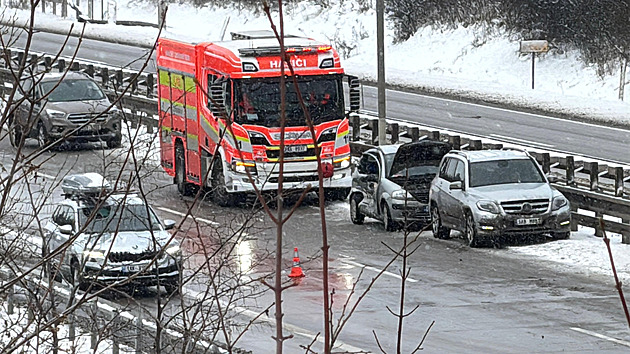 Na Pražském okruhu se srazilo šest aut, provoz komplikuje i vážná nehoda sanitky