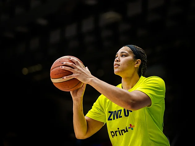 Brionna Jonesov� z USK Praha se rozcvi�uje p�ed z�pasem v Eurolize.