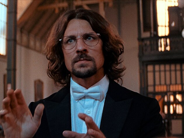 Sn�mek Sbormistr Ond�eje Provazn�ka otev�r� t�ma zneu��v�n� v prost�ed� sv�tov�...