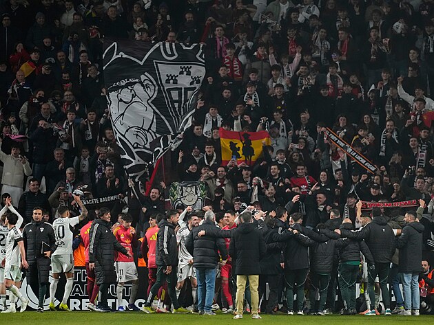 Hr��i Albacete oslavuj� senza�n� postup p�es Real Madrid v osmifin�le poh�ru.