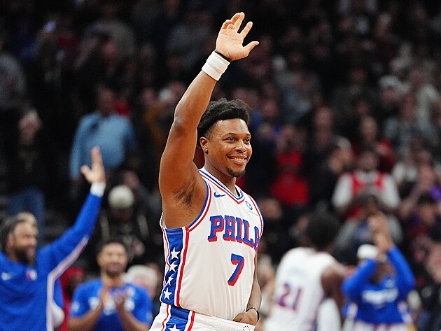 Kyle Lowry z Philadelphia 76ers zdrav� fanou�ky Toronto Raptors.