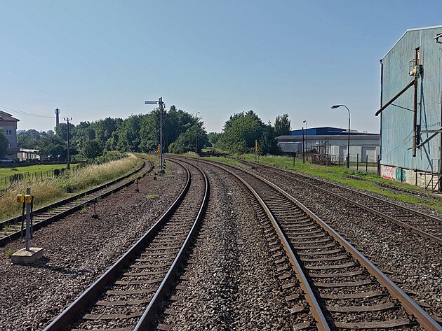 Po druh� koleji zprava jezdily vlaky do Mut�nic, dnes je tato lok�lka zanikl�