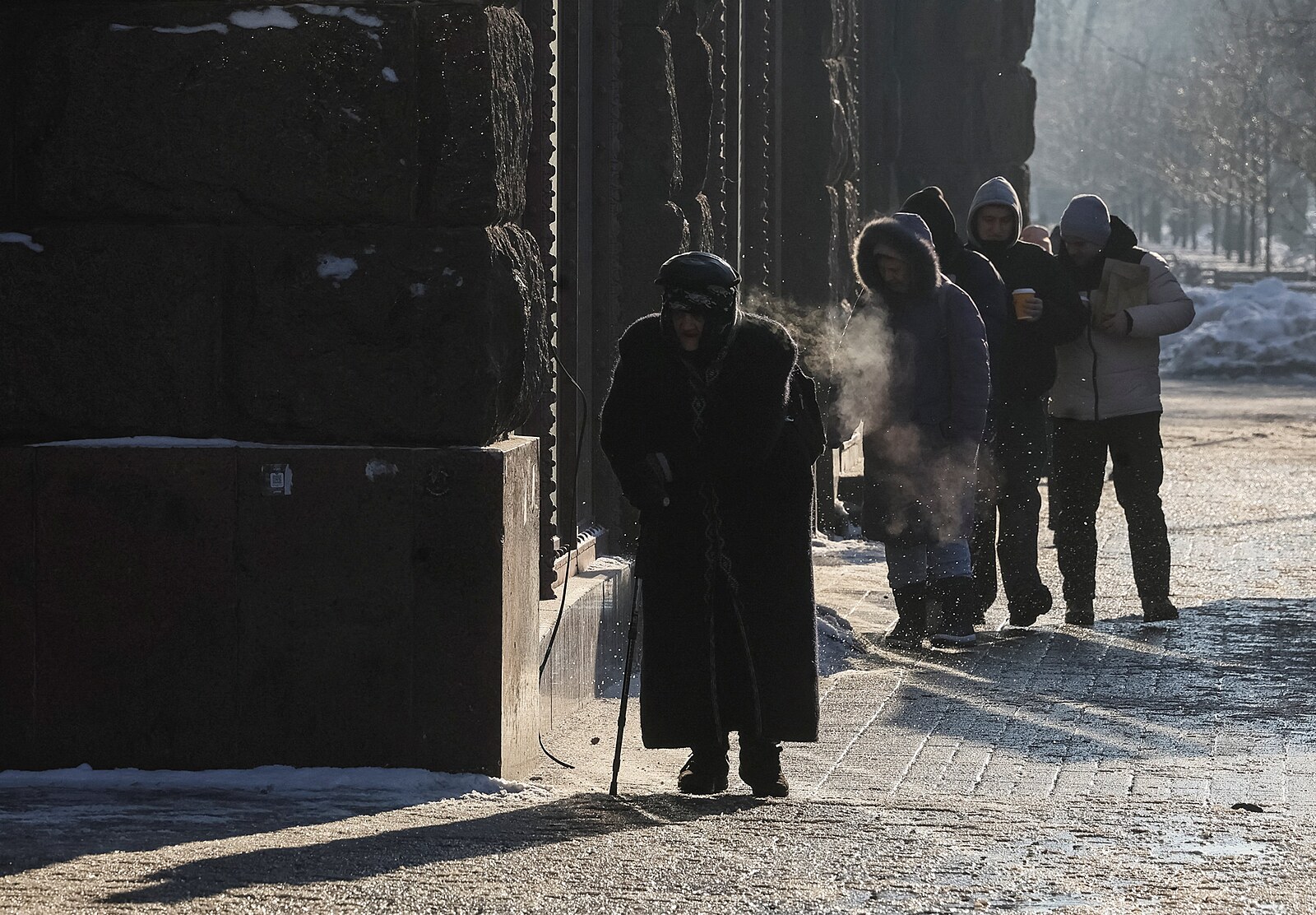 Ukrajinci mrznou. Kvůli ruským útokům na elektrárny je trápí omrzliny a podchlazení