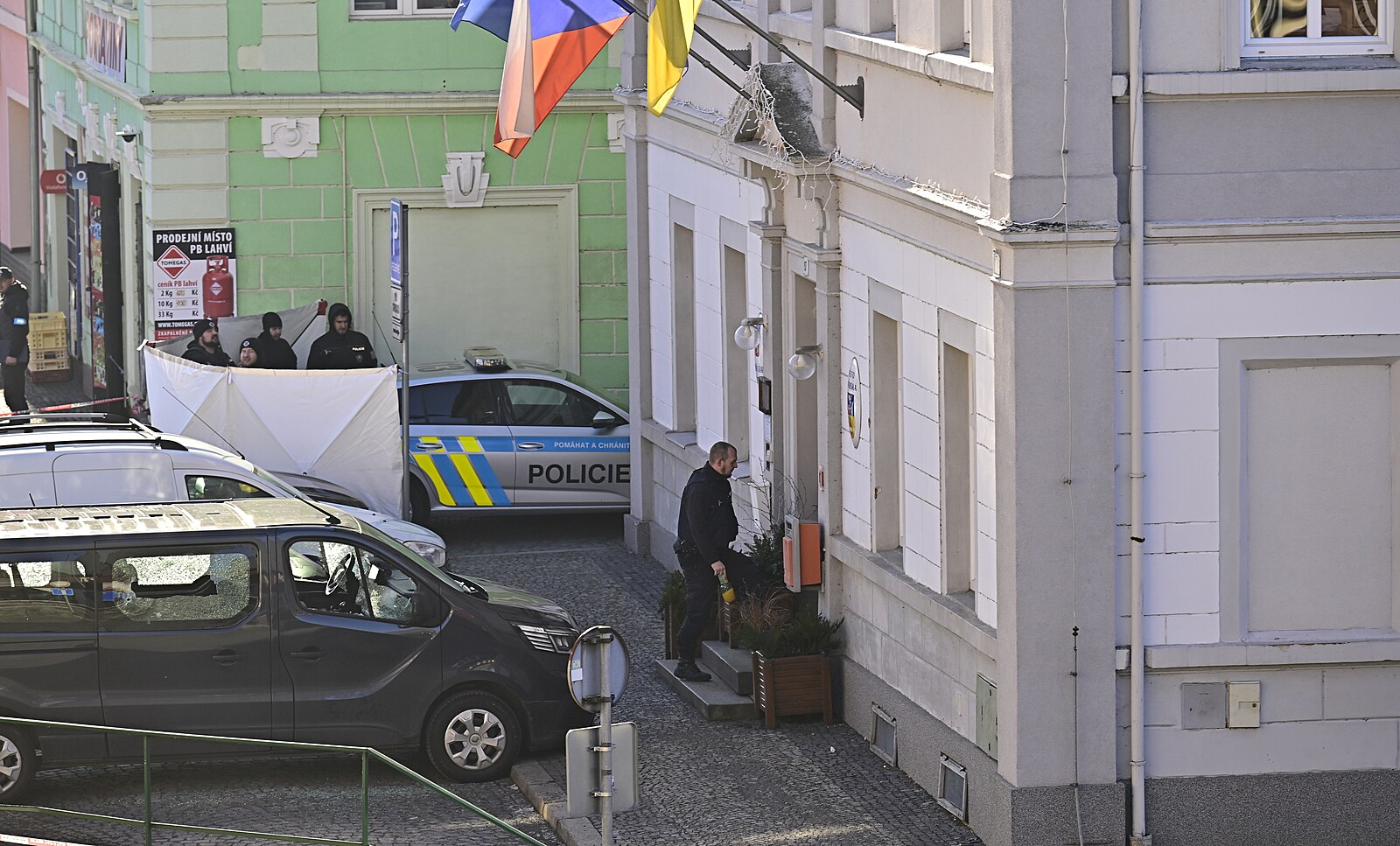 Ženu v Chřibské možná zasáhla policejní kulka při přestřelce s útočníkem