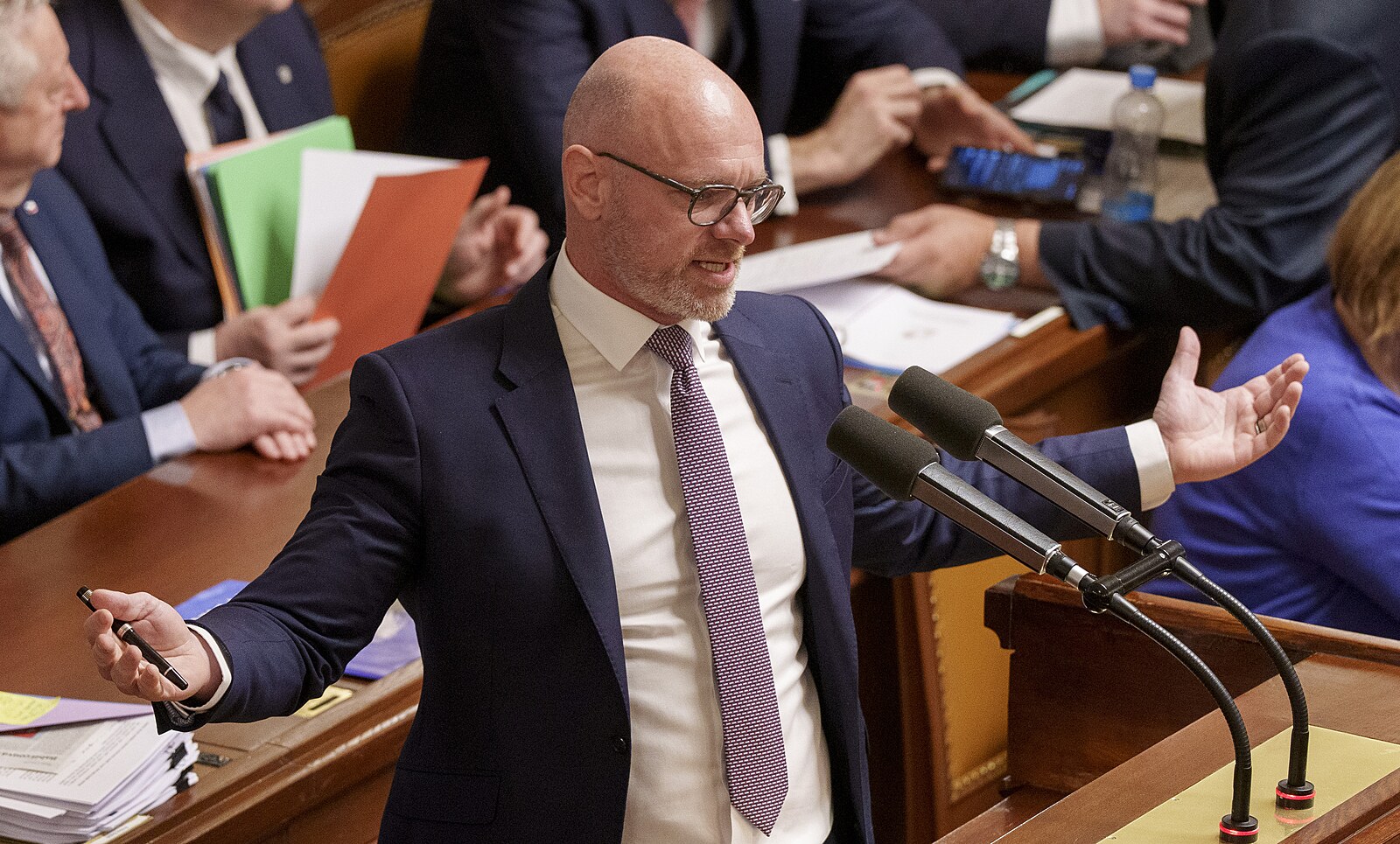 NÁZOR: Všechny bojové linie svéhlavého ministra Plagy. Co obětuje ve prospěch vyhrané války?
