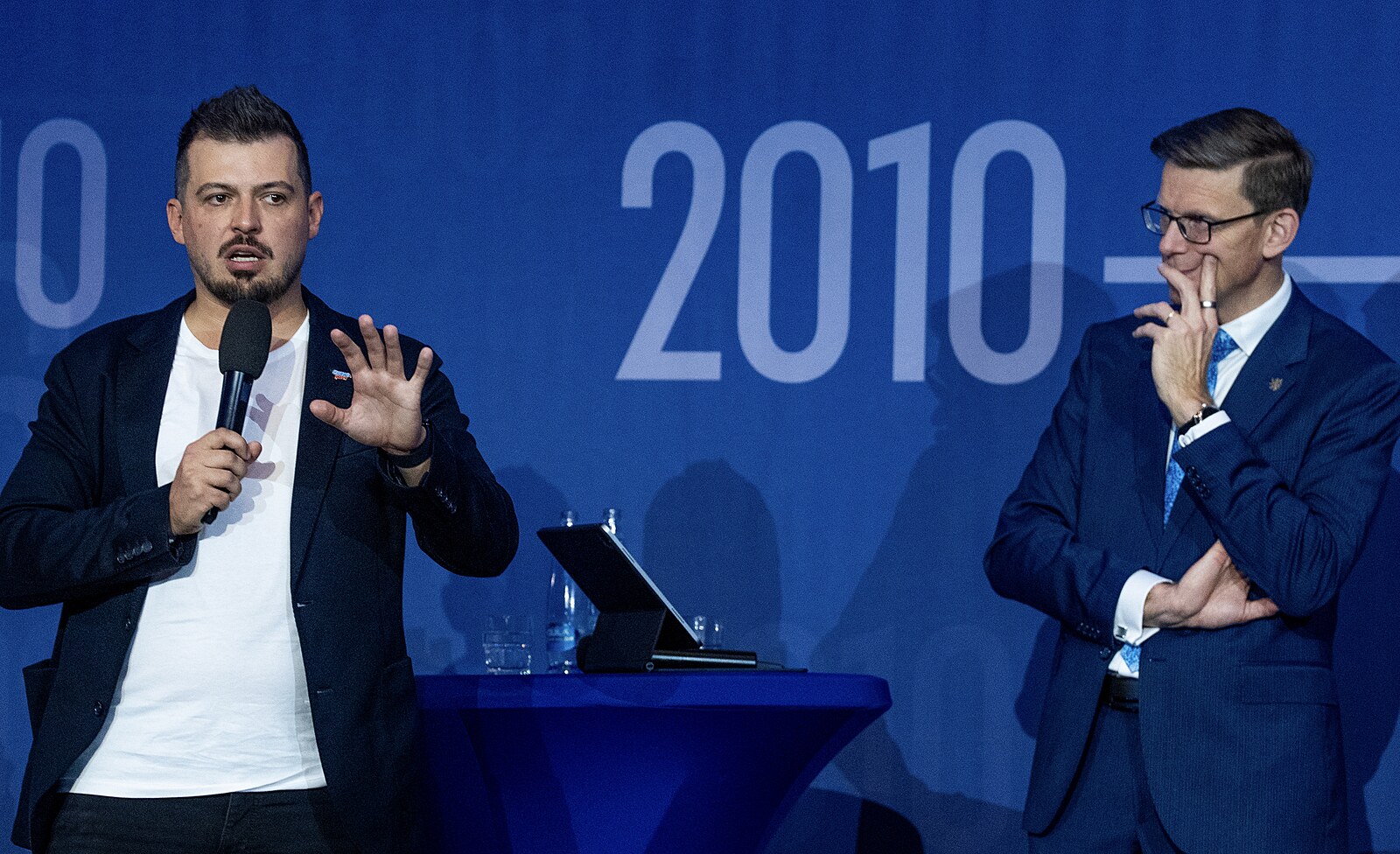 Televizi na burzu a stínovou vládu do Bohnic, bude tam mít klid na další skvělé nápady