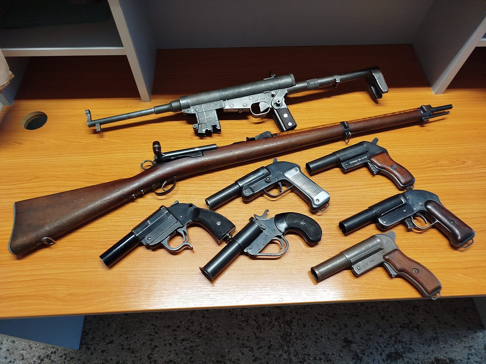 Lidé odevzdali ve zbraňové amnestii už stovky zbraní, prvenství drží střední Čechy