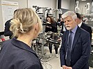 Prezident Petr Pavel si p�i náv�t�v� Ukrajiny prohlédl nemocnici, na její�...