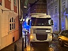 �idi� kamionu jel podle navigace. V Nerudov� ulici v Praze se zasekl. (15....