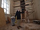 Mluv�� biskupstv� Ond�ej Elbl v rekonstruovan� kapli. P��mo pod n� vykopou...