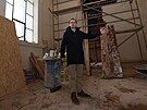 Mluv�� biskupstv� Ond�ej Elbl v rekonstruovan� kapli. P��mo pod n� vykopou...