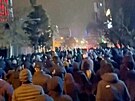 Na snímku z videa jsou vid�t demonstranti, kte�í op�t vy�li do ulic Teheránu...