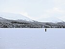 Mu� krá�í po zamrzlém jeze�e Loch Morlich ve Skotsku. (9. ledna 2026)