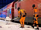 D�lníci odklízejí sníh z nástupi�t� na hlavním nádra�í po silném sn�ení v...