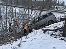 Auto na Prost�jovsku museli hasi�i vypro��ovat, z�stalo zakl�n�n� mezi stromy a...