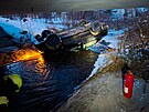 �idi� auta v �jezdu na Olomoucku se z��til do potoku. Pos�dka z�stala zakl�n�n�...