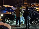 P�i policejn� honi�ce na Praze 4 policist� osobn�mu vozidlu prost�elili...