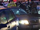 P�i policejn� honi�ce na Praze 4 policist� osobn�mu vozidlu prost�elili...