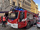 Z�sah v�ech jednotek IZS u po��ru bytov�ho domu na pra�sk�m �i�kov�. (19. ledna...