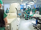 Ve Fakultn� nemocnici Olomouc provedli l�ka�i unik�tn� operaci pacienta...