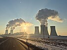 Chladící v�e Jaderné elektrárny Dukovany jsou vid�t z dálky. Mají vý�ku 125...