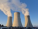 Z chladících �elezobetonových v�í Jaderné elektrárny Dukovany (EDU) stoupá...
