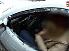 Policist� v Brn� donutili �idi�ku o�istit si auto od sn�hu