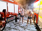 Na stanici v T�n� nad Vltavou netekla voda, tak se hasi�i sprchovali venku na...