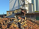 Ve Vy�kov� prob�h� demolice b�val�ho zem�d�lsk�m podniku Lukrom, m�sto n�ho�...