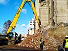 Ve Vy�kov� prob�h� demolice b�val�ho zem�d�lsk�m podniku Lukrom, m�sto n�ho�...