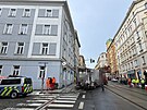 N�kladn� vozidlo strhlo v Seifertov� ulici v Praze tramvajovou trolej. (14....
