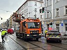 N�kladn� vozidlo strhlo v Seifertov� ulici v Praze tramvajovou trolej. (14....