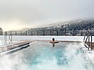 V�plavov� baz�n s v�hledem na poho�� Kr�lick�ho Sn�n�ku.