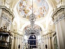 P�ltunový lustr z poutního kostela Nav�tívení Panny Marie v Hejnicích �eká po...