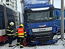 V Hlubo�epech se srazila tramvaj s n�kla��kem. �idi�i obou voz� jsou zran�n�....