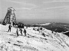 Turisté pózují na vrcholu nejvy��í �eské hory. Vý�lap na Sn�ku pat�il k...