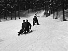 Mu�i se spou�t�jí ze svahu na sá�kách. Zábava na sn�hu nebyla jen o ly�ích....