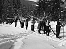 Skupina rekreant� stoupá do kopce s ly�emi na ramenou. Vlek nebyl...