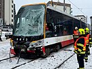 Kamion v Praze smetll tramvaj z kolej�, �idi�i se zranili