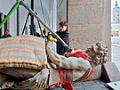 Odborn�ci p�ev�ej� origin�l sochy Samsona na �eskobud�jovickou radnici. M�sto...