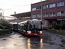 M�sto �inu, zat��ka u v�jezdi z autobusov�ho n�dra��, kde r�no autobus srazil...