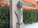 Um�lec Ji�� J�lek je mimo jin� autorem busty T. G. Masaryka p�ed �umperskou...
